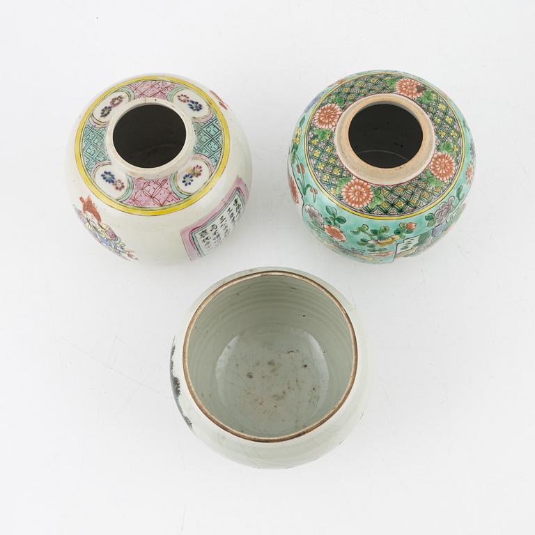 Two jars, a bowl, a vase and a container with cover, porcelain, China, 19th and 20th century.