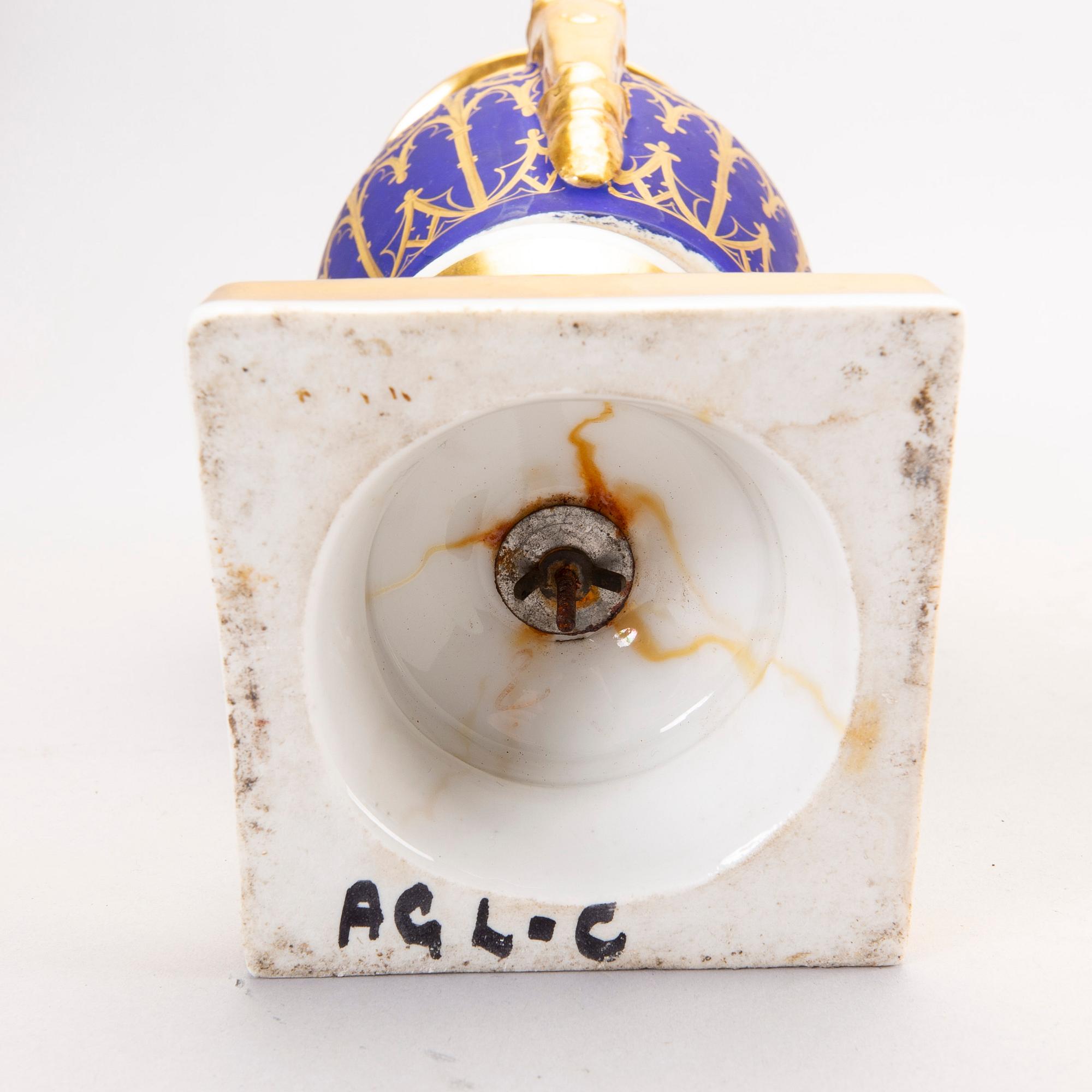 Urnor ett par Frankrike empire 1830/40-tal porslin.