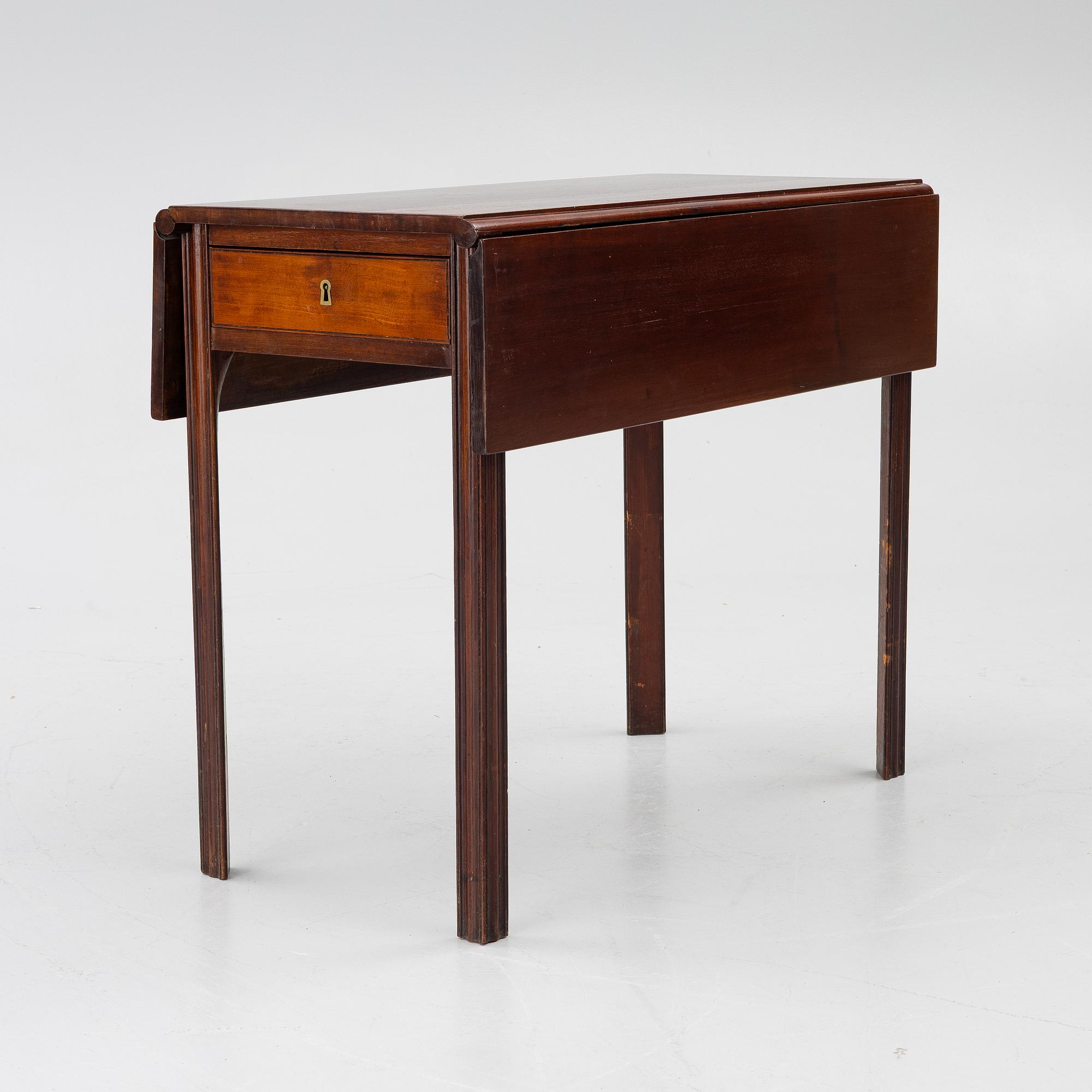 A late gustavian mahogny table.