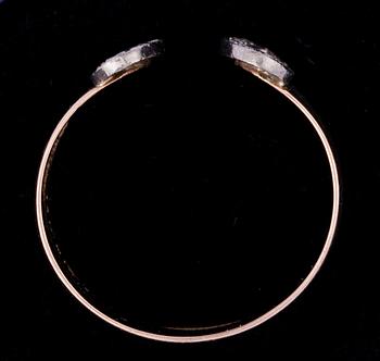 RING, 18K trefärgers guld, diamanter. 1982. Vikt ca 4 g.