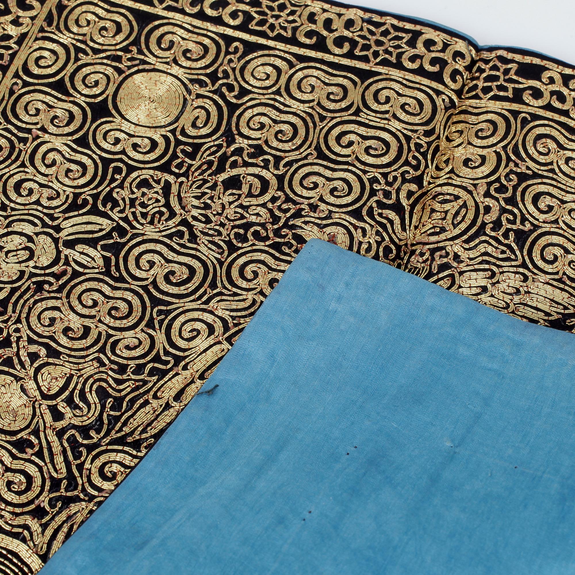 RANGMÄRKE, siden, s.k. Buzi, ca 29x30,5 cm. Qing dynastin. Kina 1800-tal.