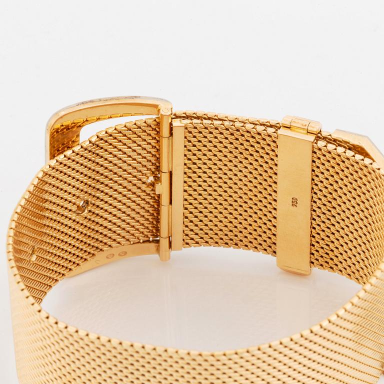 An 18K gold bracelet.