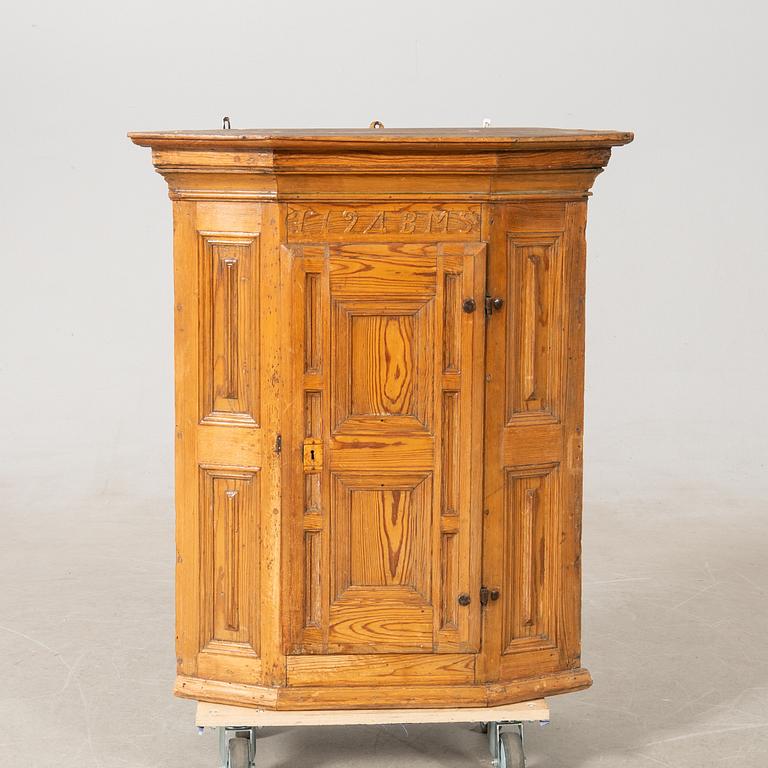 Hängskåp daterat 1794.