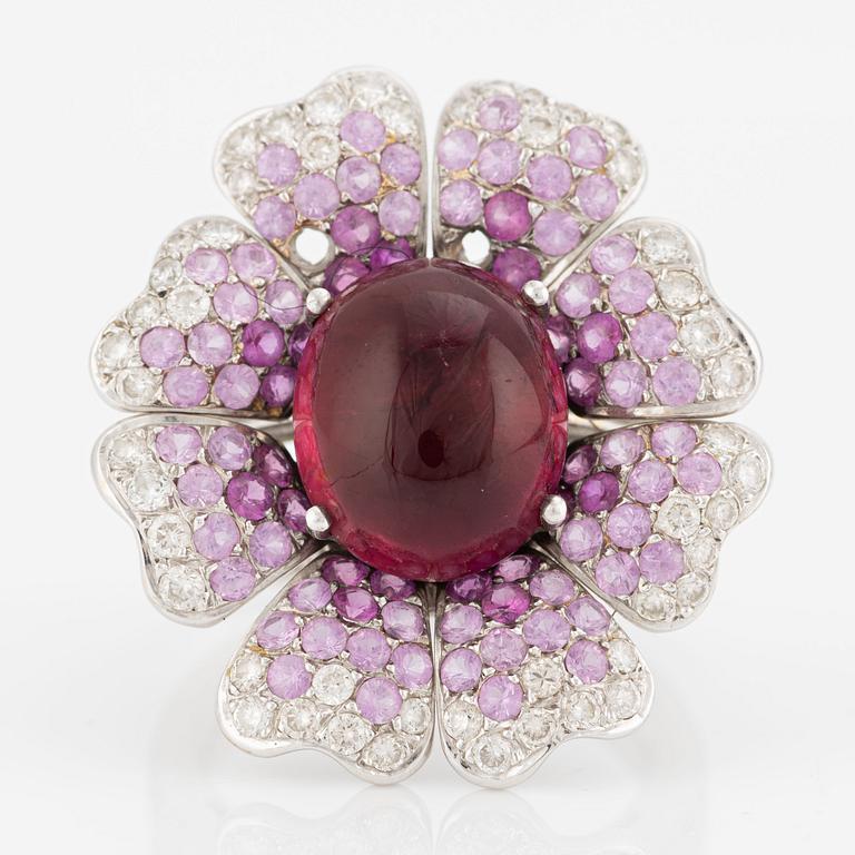 Ring, Gianni Lazzaro, 18K white gold in the shape of a flower with cabochon-cut tourmaline, pink sapphires, brilliant-cut diamonds.