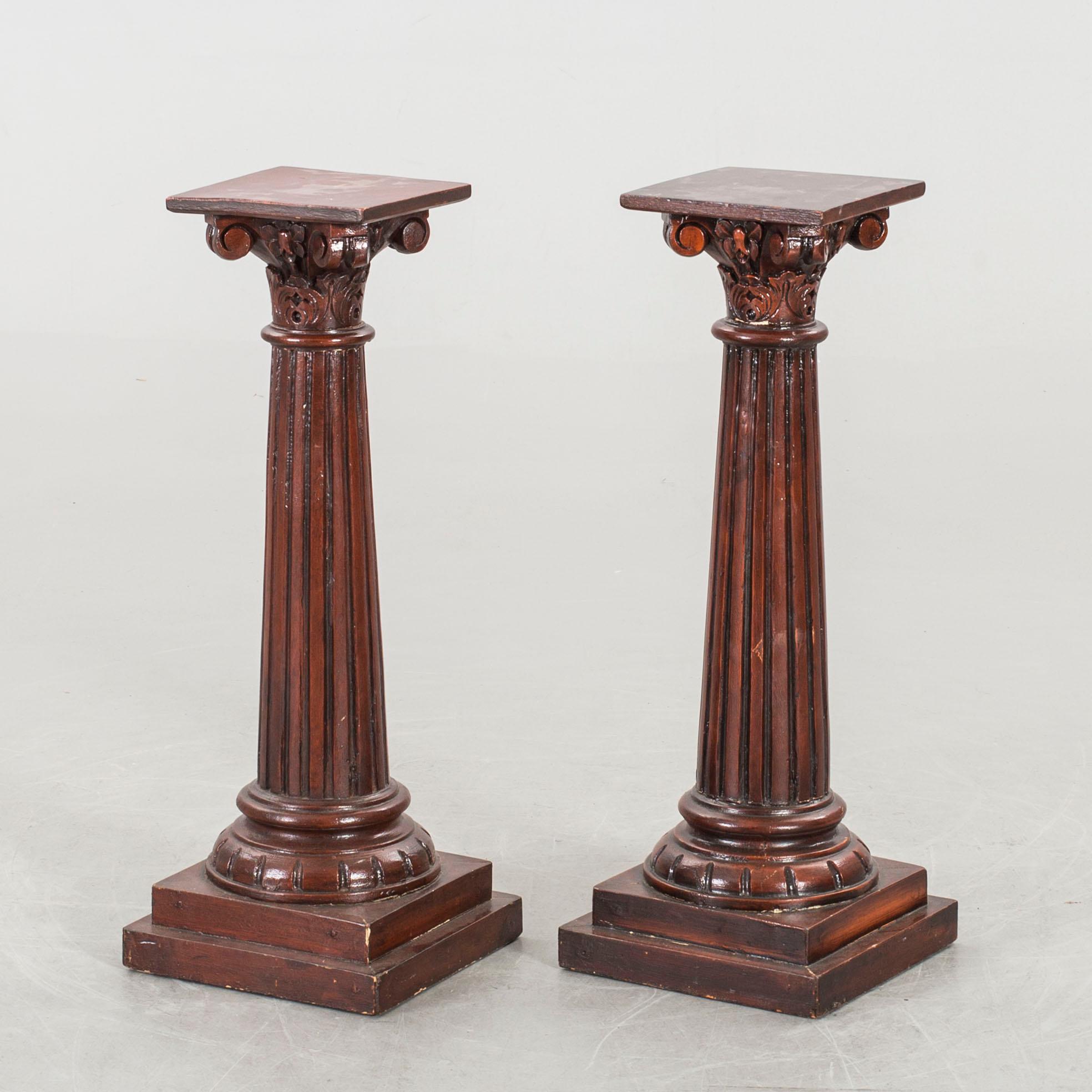 A pair of 20th century pedistals.