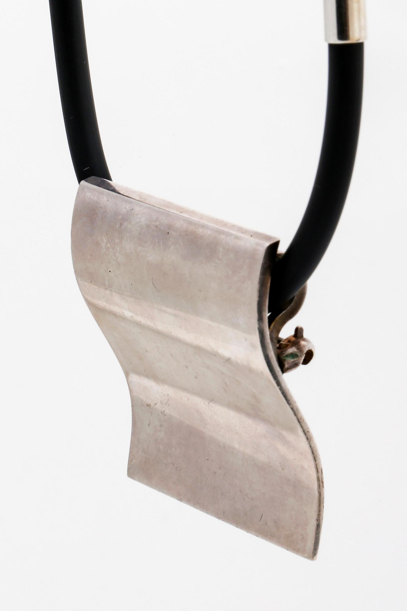 Georg Jensen hänge/brosch på gummi-vajer, sterling silver, ca 4 x 4 cm, längd ca 45 cm, nr 432.