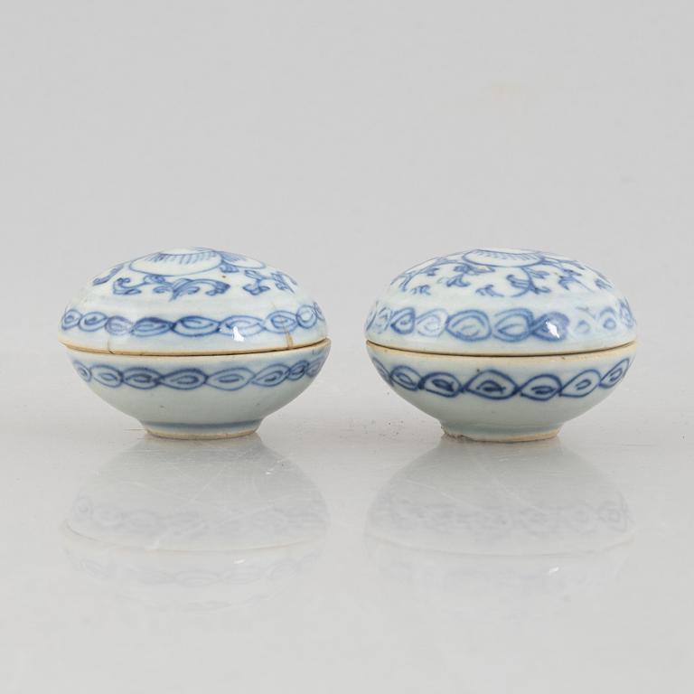 A Chinese blue and white porcelain neck stand / pillow and a pair of porcelain boxes, late Qing dynasty / early 20th cen.