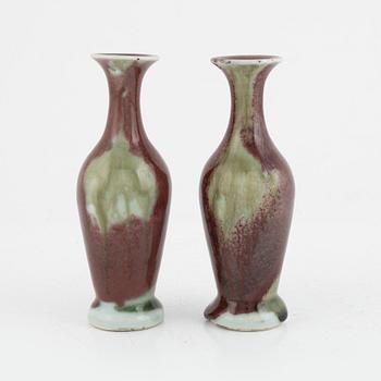 Vaser, ett par, porslin. Qingdynastin.