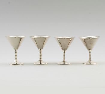 SHAKER OCH COCKTAILGLAS, 13 delar, nysilver, bl a Tesi, 1900-talets mitt.