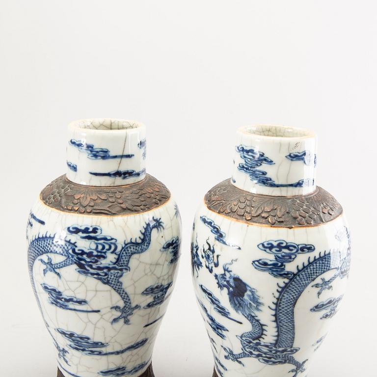 A pair of Chinese porcelain urns around 1900.