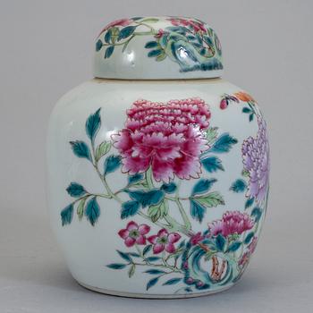 URNA med LOCK, porslin. Sen Qing dynasti, omkring 1900.