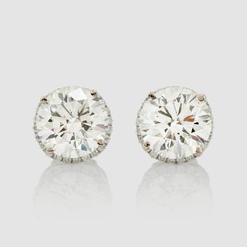 1260. A pair of brilliant-cut diamond, 4.10 cts and 4.12 cts, earrings.