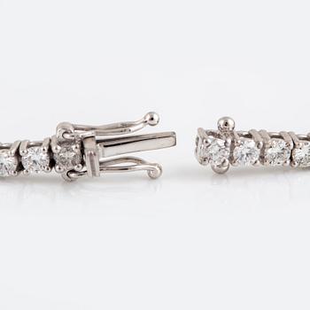 Brilliant-cut diamond tennis bracelet.