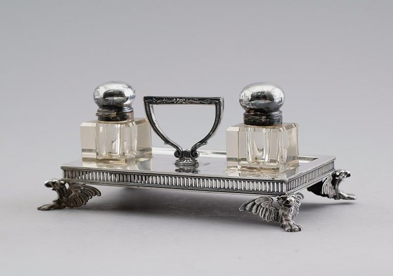 BLÄCKSTÄLL, silver, Stockholm 1905. Ställets vikt ca 609 gram.