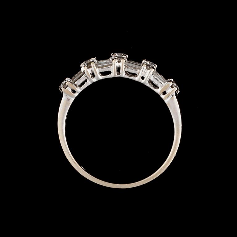 RING, 14K vitguld, briljant- baguette- och prinsesslipade diamanter. Vikt ca 3,8 g.