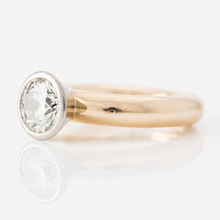 Ring, Mikael Persson Carling, 18K guld med briljantslipad diamant, ca 2,50 ct.