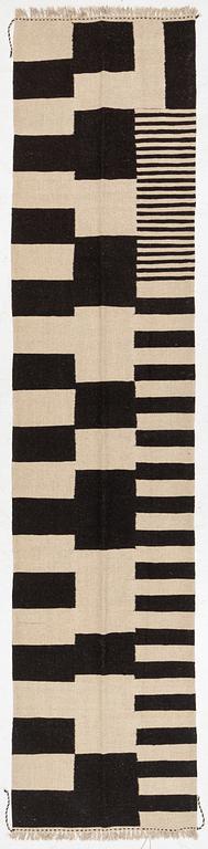 A Kelim runner carpet, 397 x 87 cm.