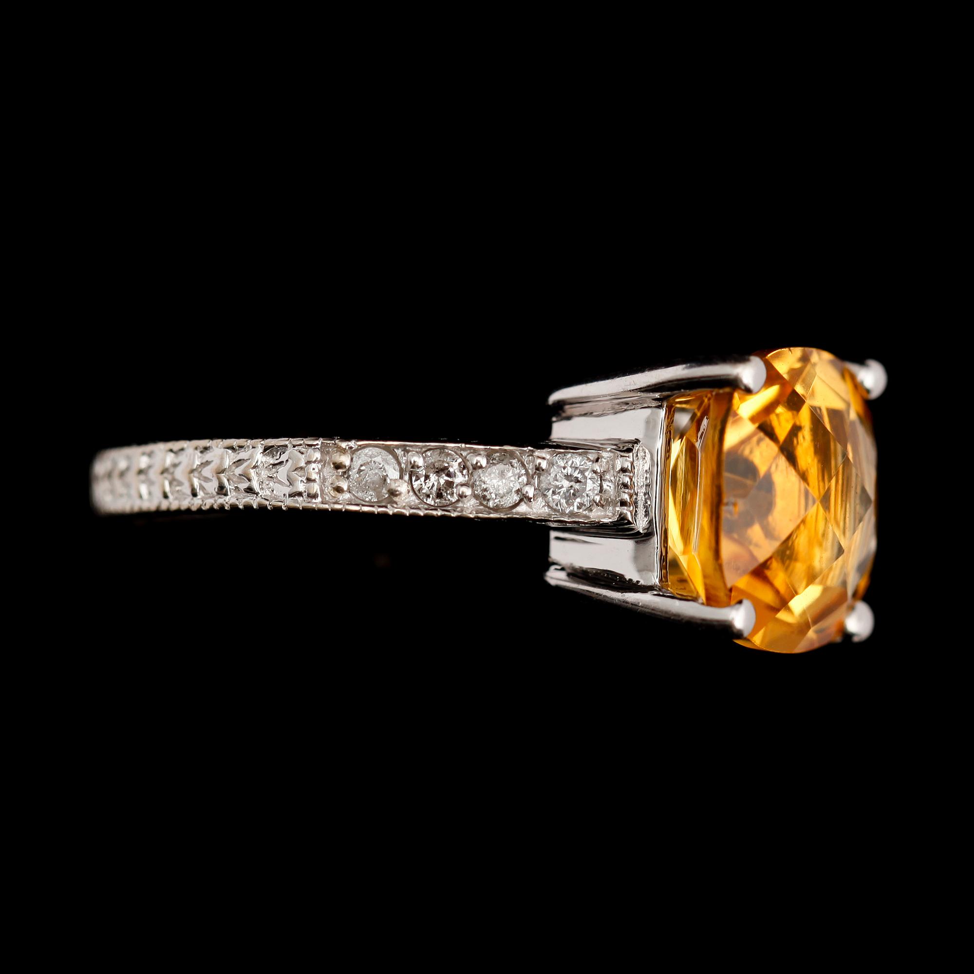 RING, 14 k vitguld, solitär brioletteslipad citrin samt 8 mindre diamanter.