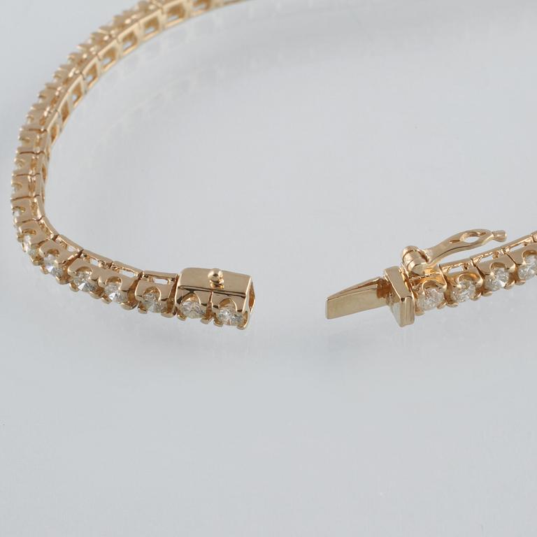 ARMBAND, 18K guld med briljantslipade diamanter ca 2.25 ct. Vikt 7,5 gram.