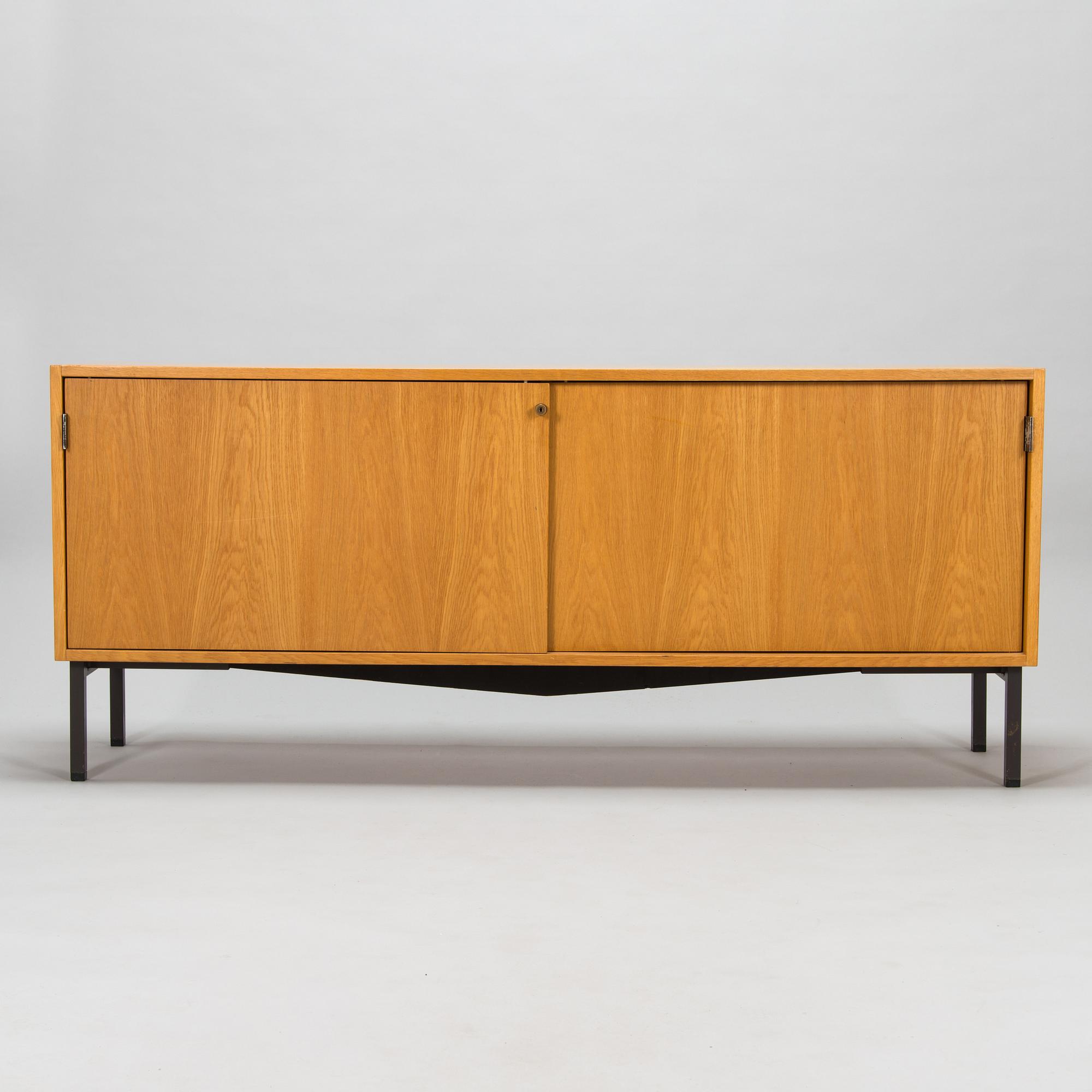Florence Knoll, senkki/sivupöytä, Artek. Lisenssillä valmistettu Billnäsin tehtailla, Fiskars, 1960-luku.