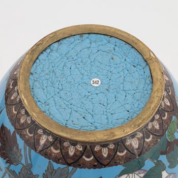 Vas samt fat, cloisonné. Japan, tidigt 1900-tal.