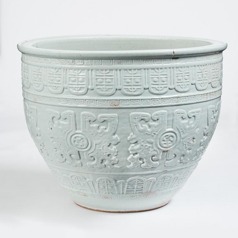 Praktytterfoder, blanc de chine. Qingdynastin, 1700-tal. Med märkning 滄亭清玩 'cang ting qing wan'.
