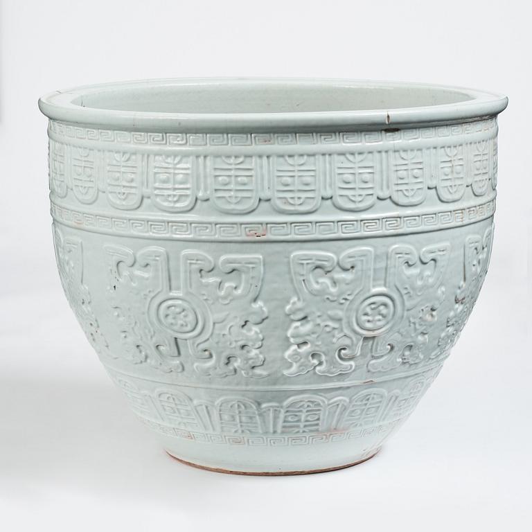 A massive blanc de chine basin, Qing dynasty, 18th Century. With a 滄亭清玩 'cang ting qing wan' mark.