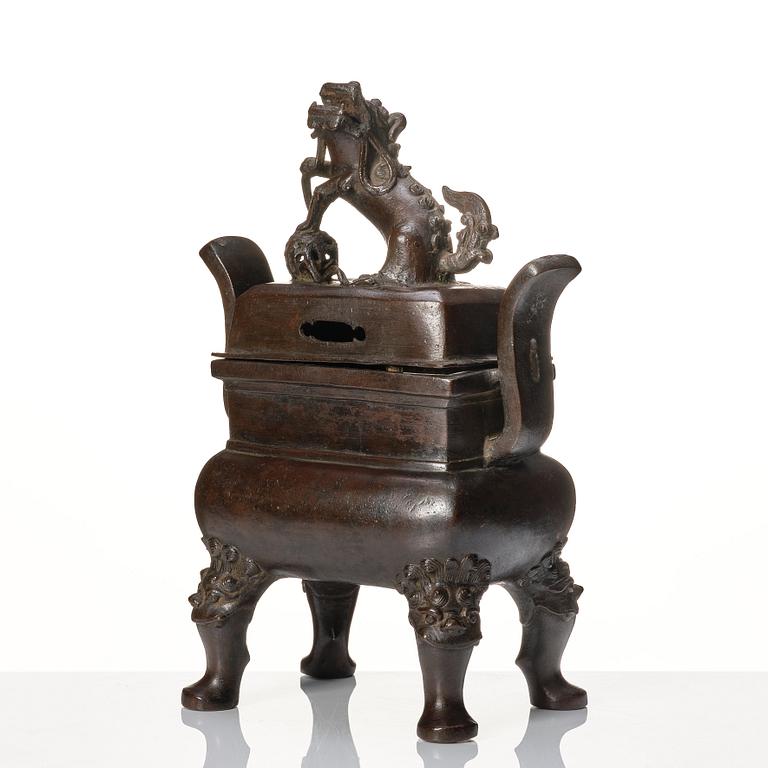 A bronze censer with cover, late Ming dynasty (1368-1644).