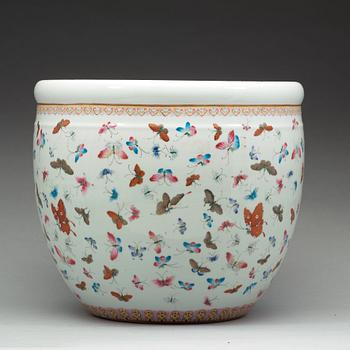 A famille rose flower pot, late Qing dynasty, circa 1900.