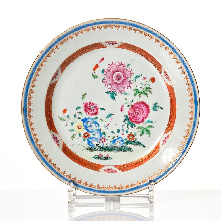 A set of 12 famille rose Chinese Export dinner plates and a serving dish, Qing dynasty, Qianlong (1736-95).
