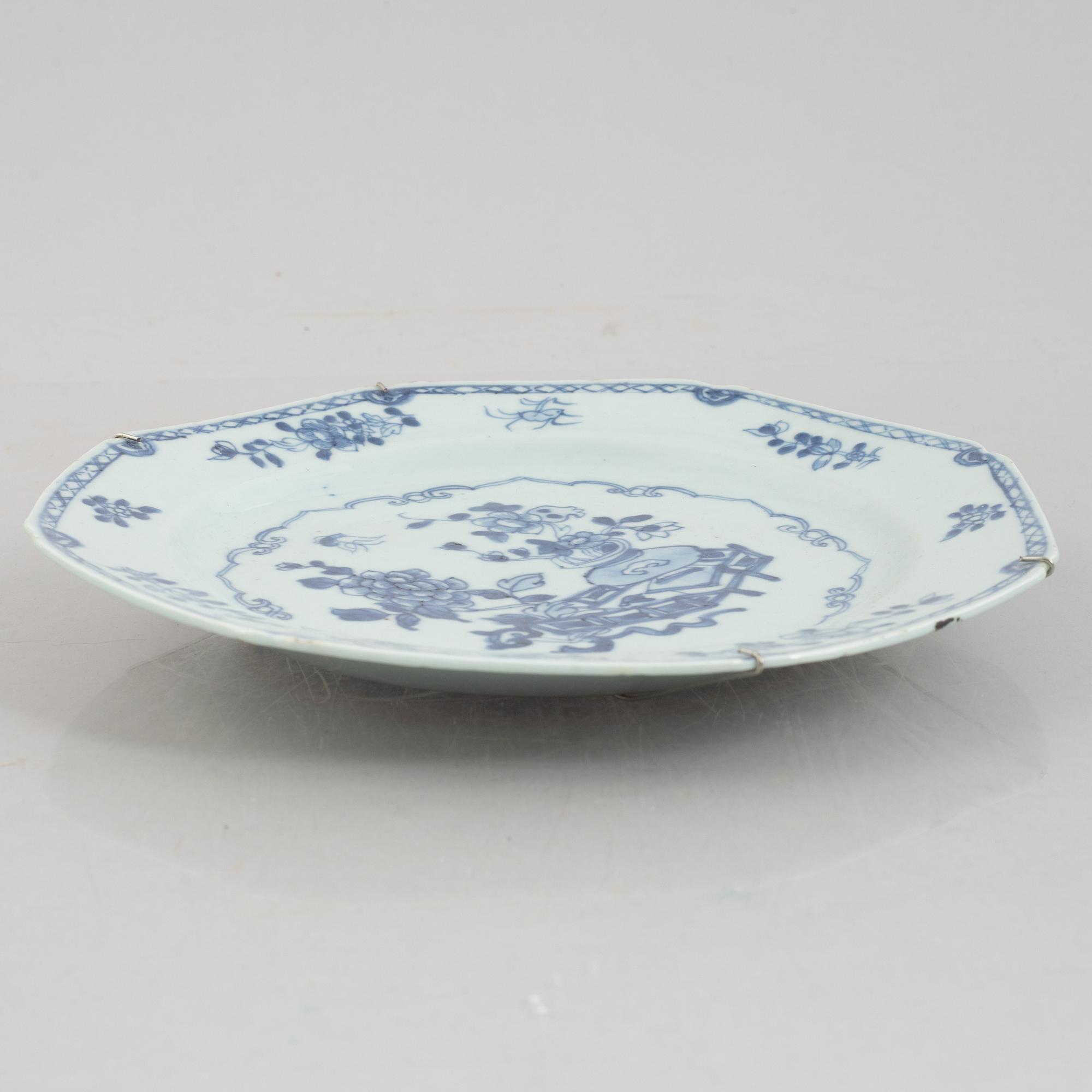 A group of five Chinese export porcelain plates, Qingdynasty, Qianlong (1736-95).