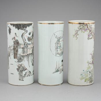 PENSELVASER, porslin, 3 st, 1900-tal, Kina.
