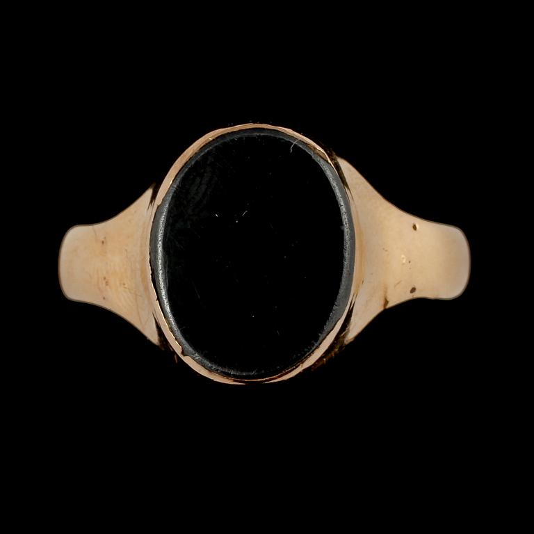 RINGAR 2 st, 18k guld samt onyx, Hallbergs respektive Henrik Högberg, 1900-tal. Vikt 10 g.