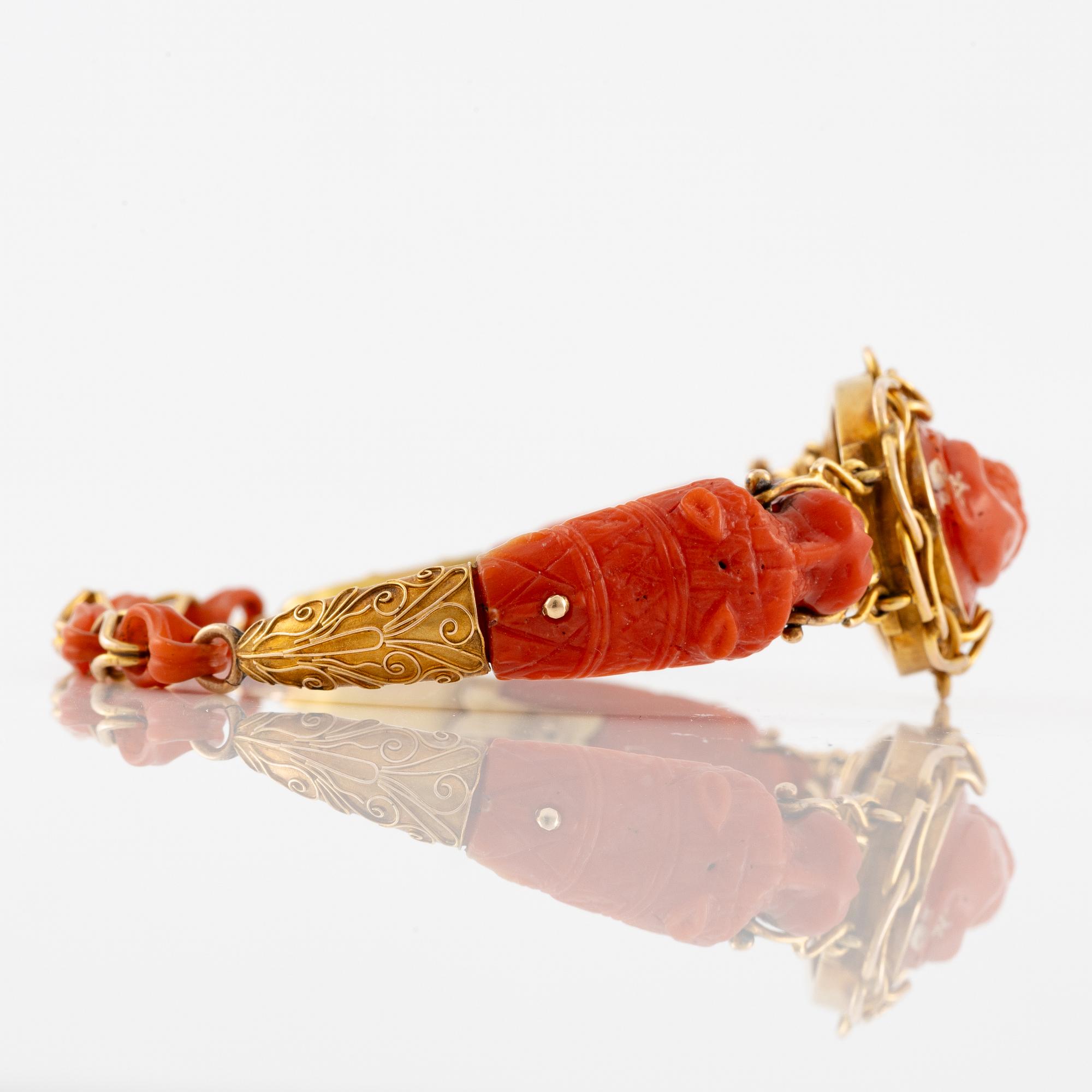 Armband 14K guld och skuren korall i form av flodhästar och ett lejon.