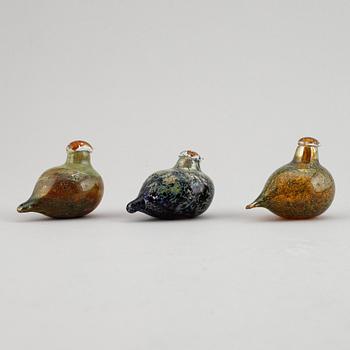 Oiva Toikka, three miniature glass birds, Nuutajärvi, Finland, signed.