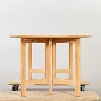 A PINE WOOD FOLDING DINNER TABLE DESIGNED BY OLOF PIRA.