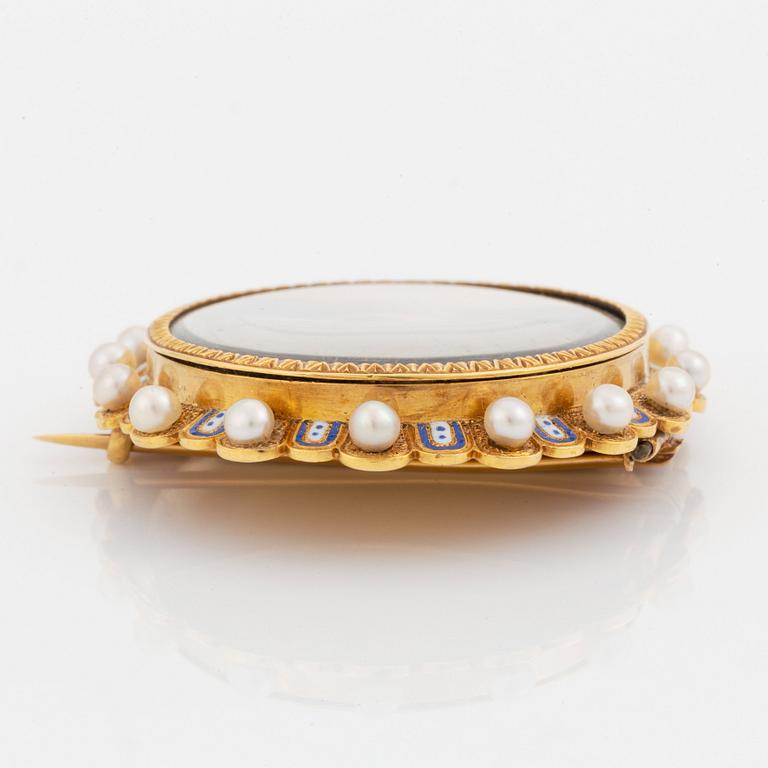 Miniatyrporträtt/brosch 18K guld med emaljdekor och pärlor.