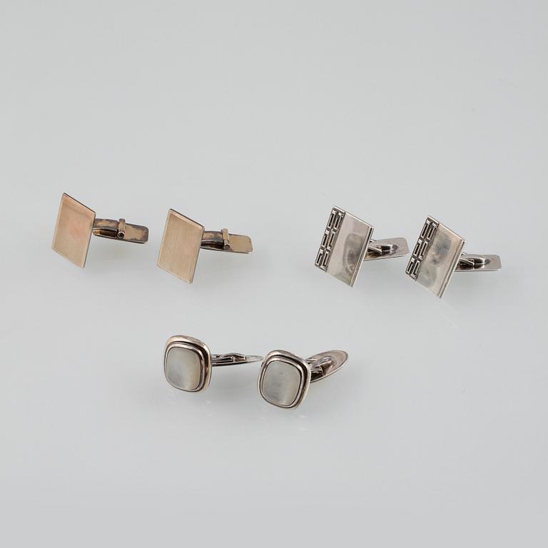 MANCHETTKNAPPAR, 3 par, silver samt pärlemor, ett par från Gustav Dahlgren & Co, Malmö. Total vikt 35,9 gram.