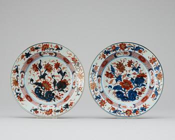 137. TALLRIKAR, 4 st, porslin, djupa. Qing dynastin, tidigt 1700-tal.