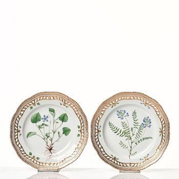 A set of 12 Royal Copenhagen 'Flora Danica' dessert dishes, Denmark, 20th Century.