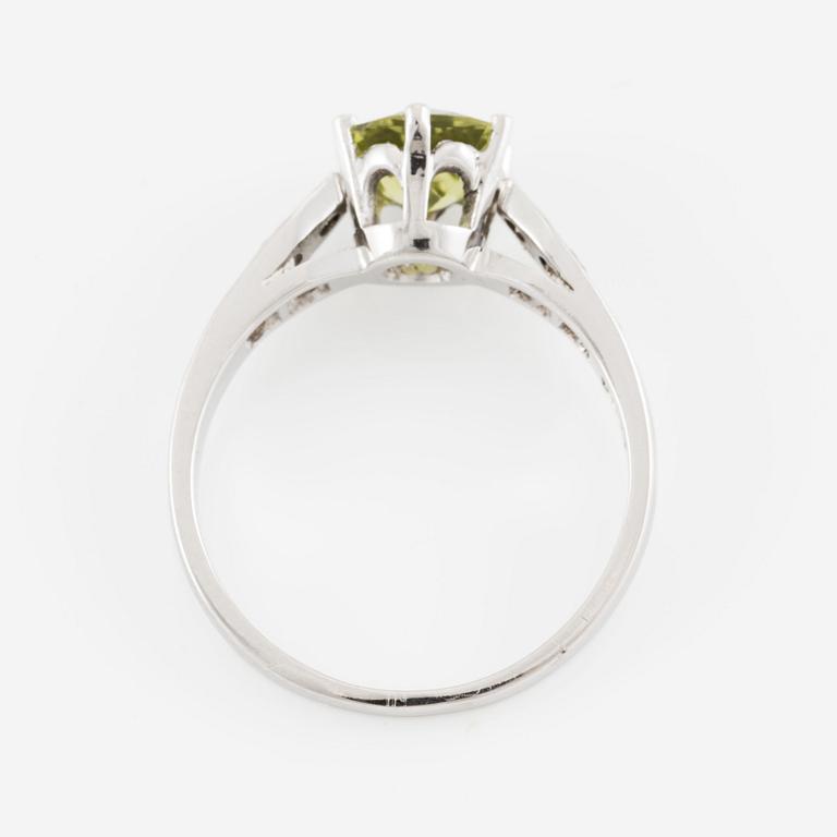 Ring in 18K white gold set with a checkerboard-cut peridot and brilliant-cut diamonds.