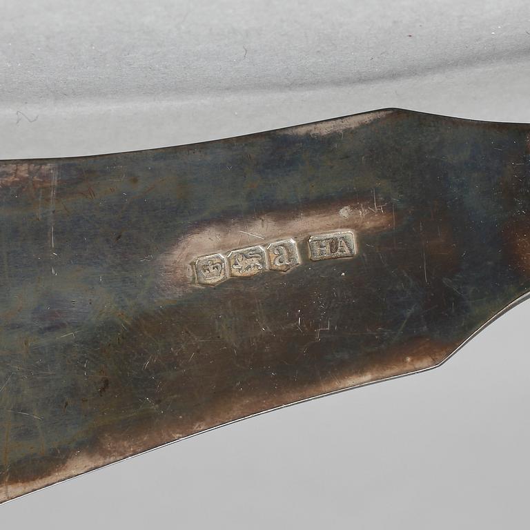 FISKBESTICK, silver och ben, Atkin Brothers, Sheffield, 1918. Total vikt ca 258 gram.
