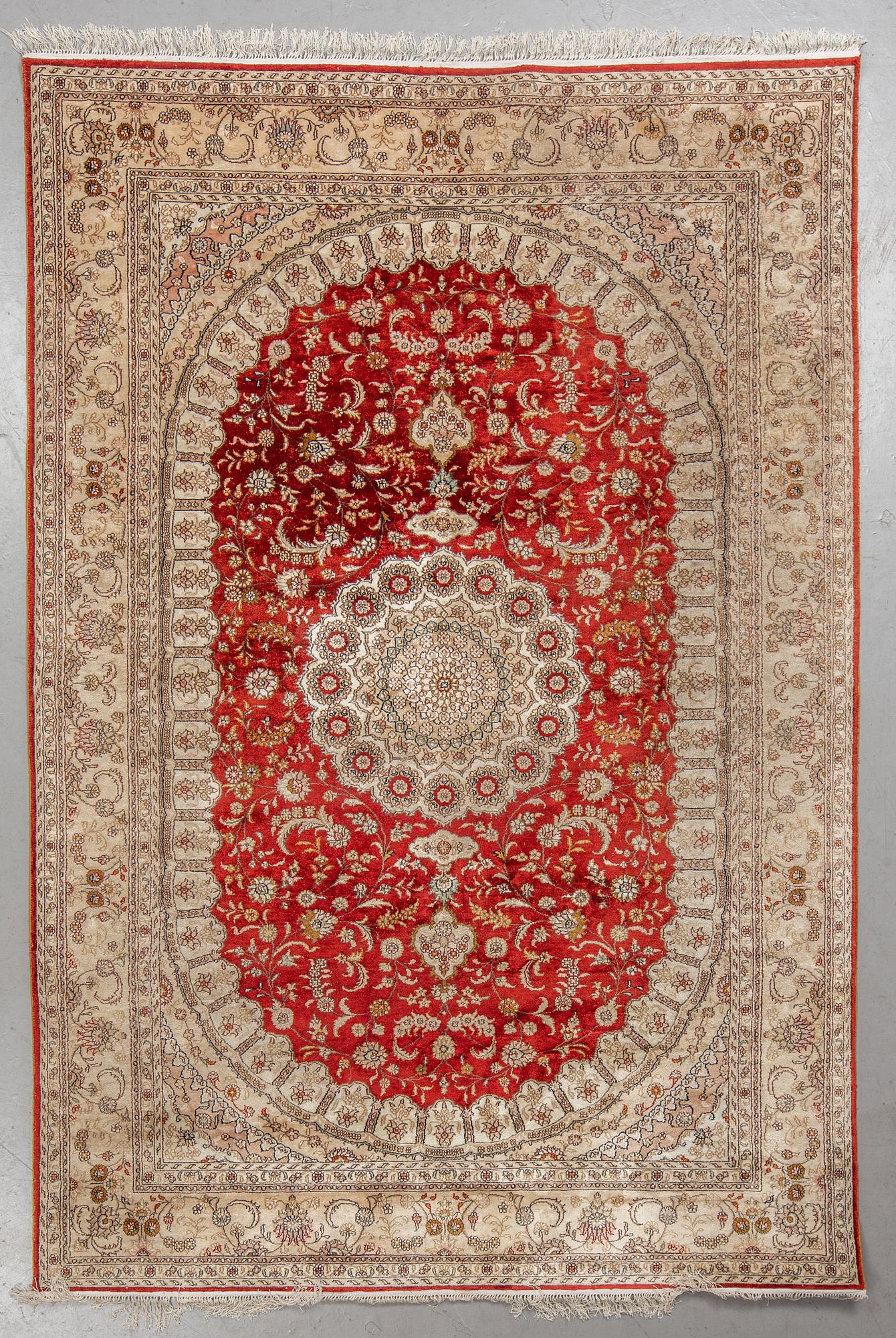 A carpet, Oriental silk, ca 269 x 182 cm.