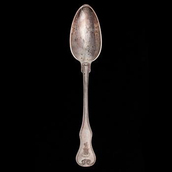 ATERIMIA, 26 osaa, hopeaa, veitsissä metalliterät, todenn. vuosisadanvaihde 1800/1900. Yht. paino 1919 g.