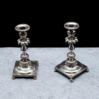 KYNTTILÄNJALKAPARI, hopeaa, Olof Robert Lundgren, Turku. 1800-luvun loppu.