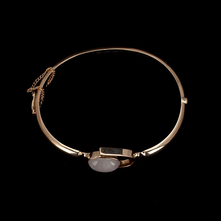 ARMRING, guld 14K, snökvarts, N. Westerback, Helsingfors 1958. Vikt 11,2 g.