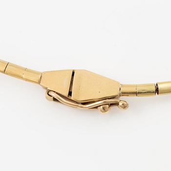 A necklace in 18K gold.