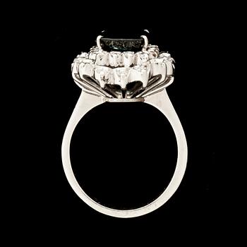 RING, 14k vitguld besatt med safir ca 3 ct och små briljantslipade diamanter totalt ca 0,64 ct . Vikt ca 7,3 g.