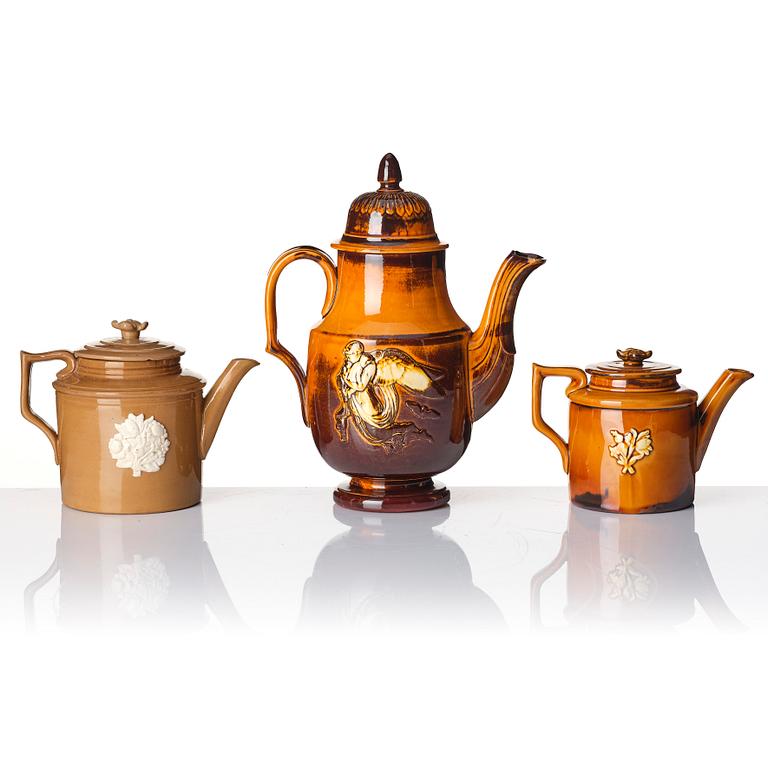 Terrin, kaffekanna, tekannor två stycken, vas samt fat, glaserat lergods, bland annat Tillinge 1800-tal.