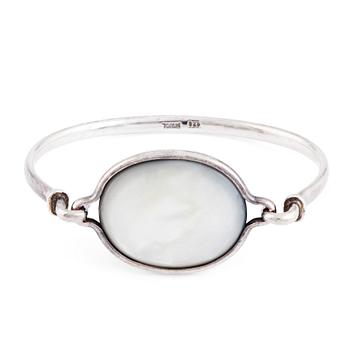 513. Vivianna Torun Bülow-Hübe, a sterling silver and mother-of-pearl bracelet, Jakarta, Indonesien.